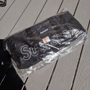 FW18 Supreme duffle bag